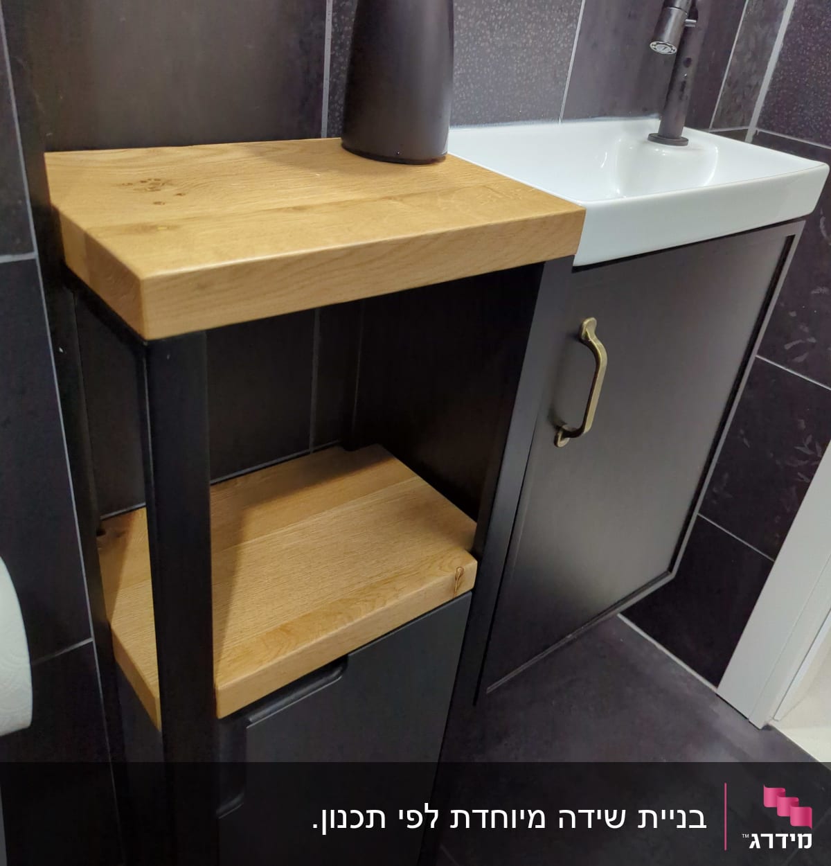 ארון עץ עם משטח עץ ליד כיור